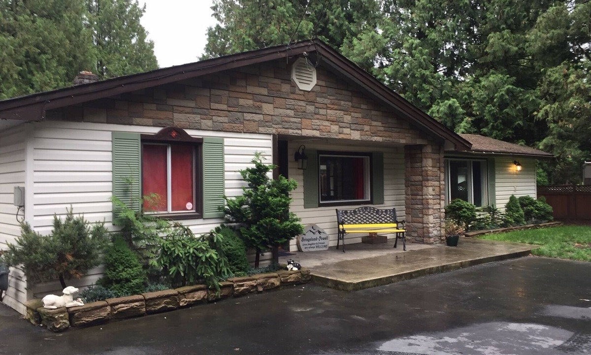 Hatzic House | A true lakefront retro cottage with a mountain view. Pet and kid friendly!