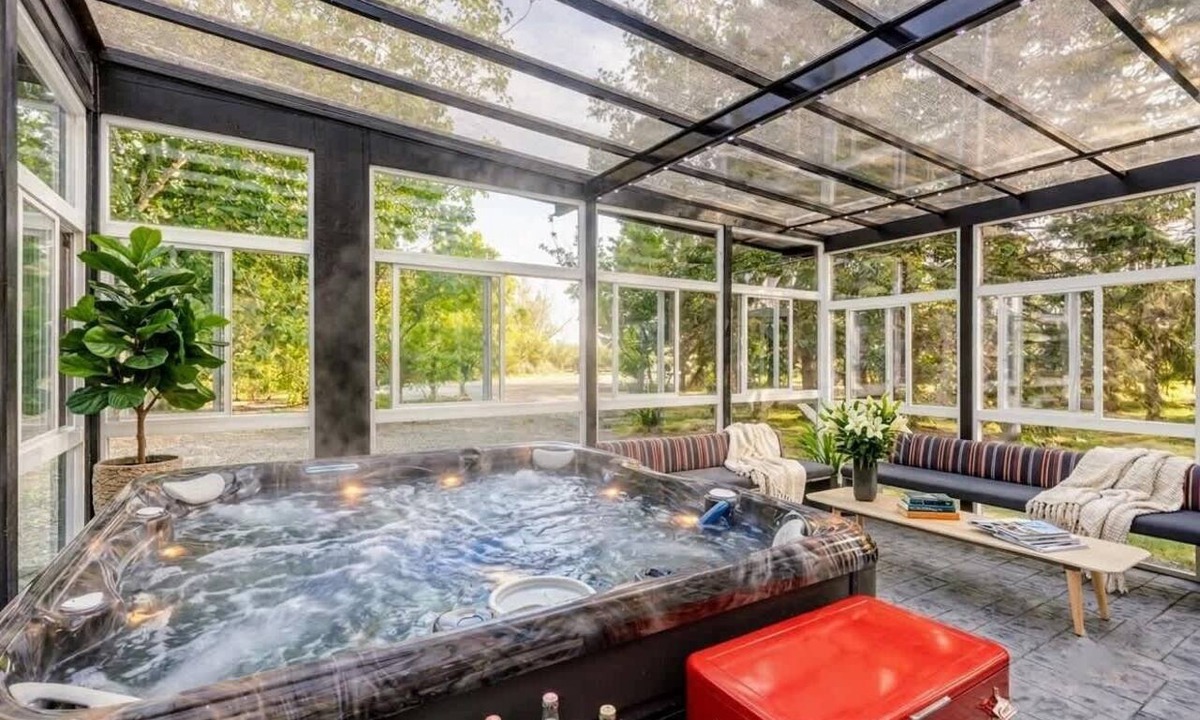 Airdrie House | Acreage, Hot Tub, AC, Pool Table, Sauna, King Beds