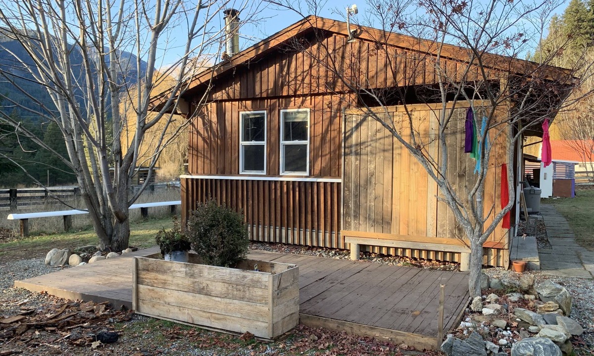Boston Bar Cabin | Adorable Cabin on a Mountainside Farm