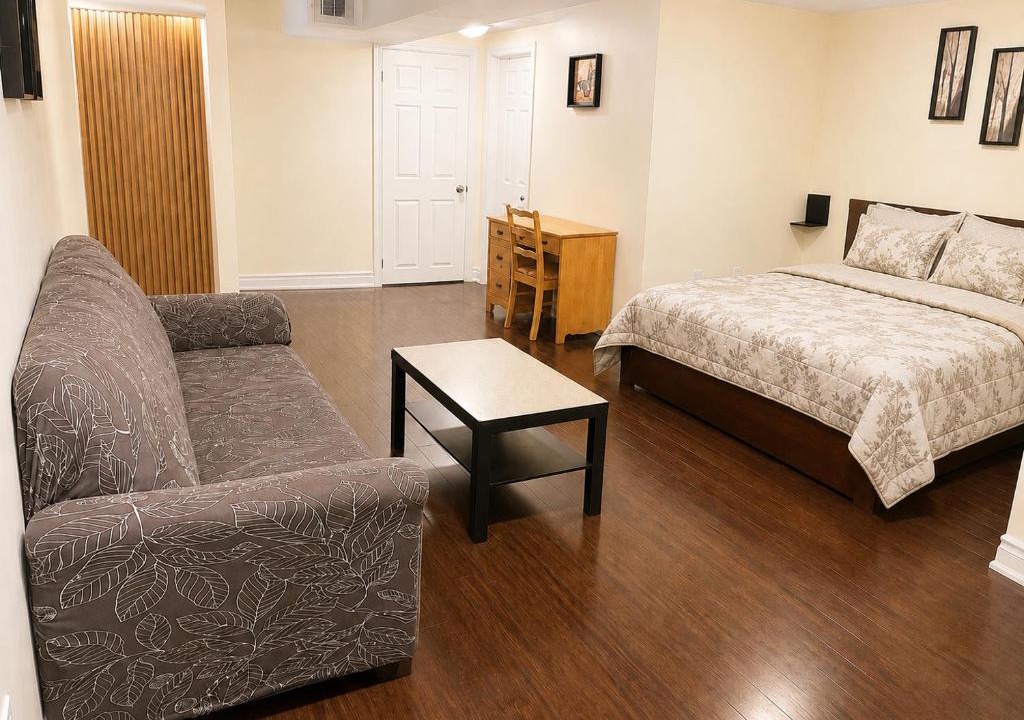 Meadowvale Village House | Affordable Spacious Private Suite & Ensuite Bath & Free Parking Near Toronto Pearson Airport