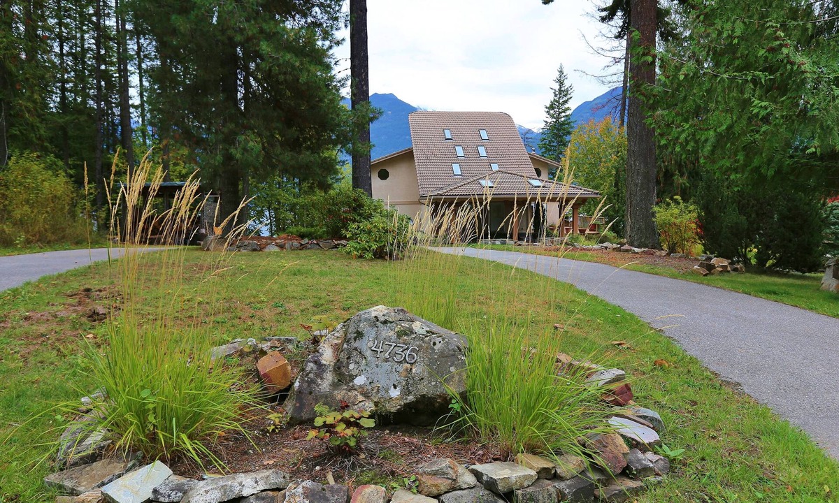 Central Kootenay House | Ainsworth Lakefront Getaway