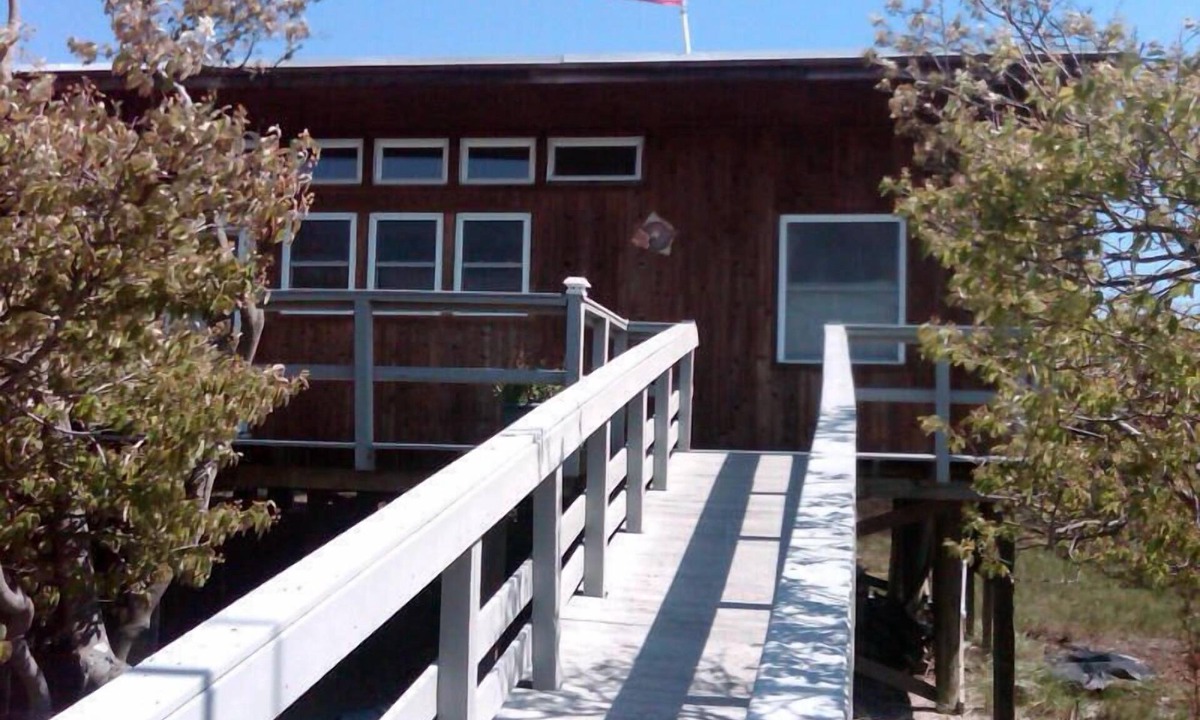 Bayberry Dunes House | AIR CONDITIONED 4 Bed/2 Bath Beach House