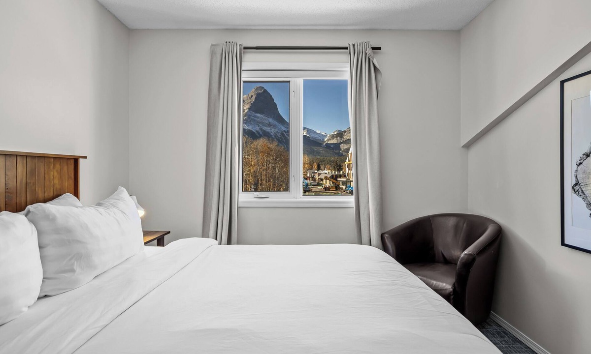 Canmore House | Air Conditioned Mount Rundle View Townhouse - Downtown Canmore