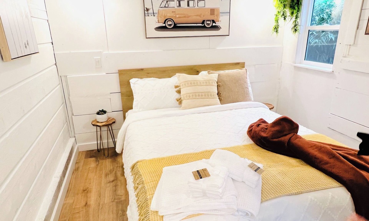 North Saanich Cottage | Airport suite