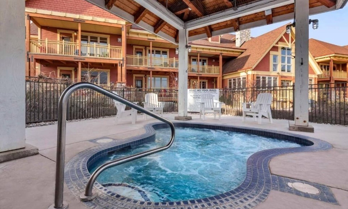 The Blue Mountains Hotel | Alpine Fun Escape w/Heated Seasonal Pool, Hot Tubs & Year-Round Recreation