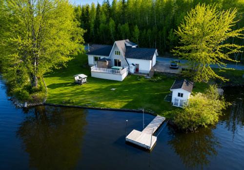 L'lle-du-College House | Anse au Soleil Levant, Maison complete au bord du Lac Cameron