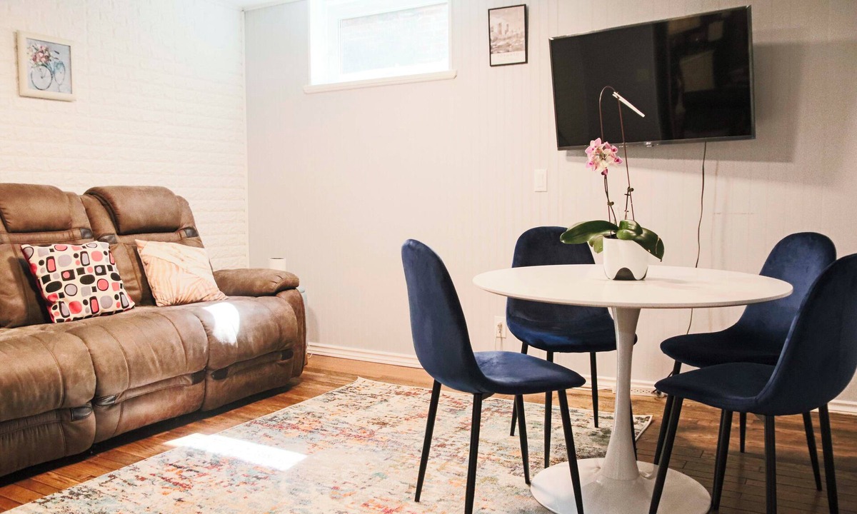 West Deane Park Apartment | Apartment High End 6 people Apartment Etobicoke
