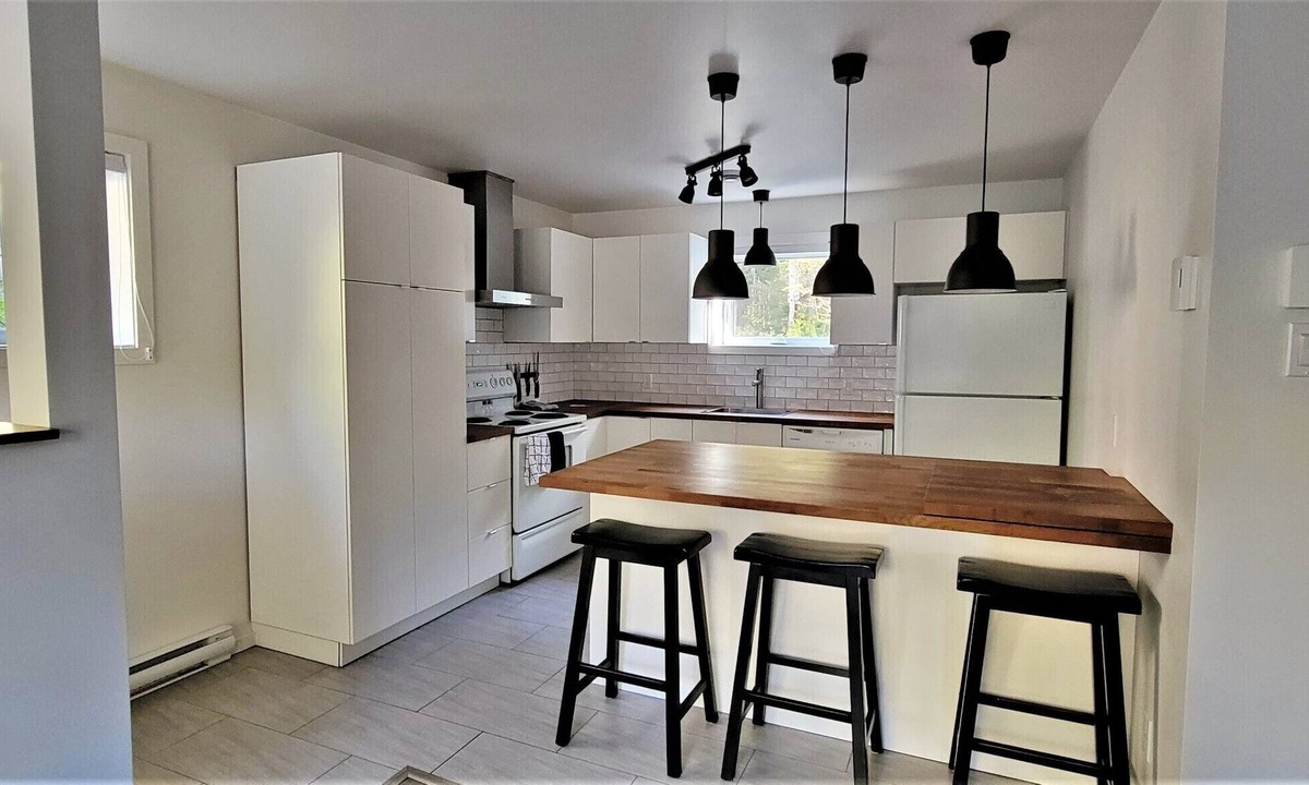 Saint Donat Apartment | Appartment in the wood, 5 minutes away from the village and ski hill!