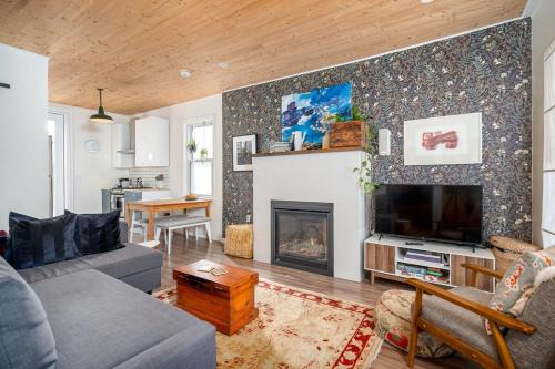 Prince Edward House | Artistic Picton getaway
