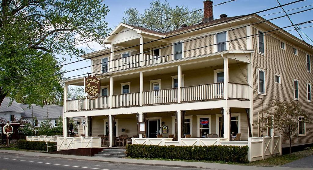 Ayers Cliff Hotel | Auberge Ayer's Cliff