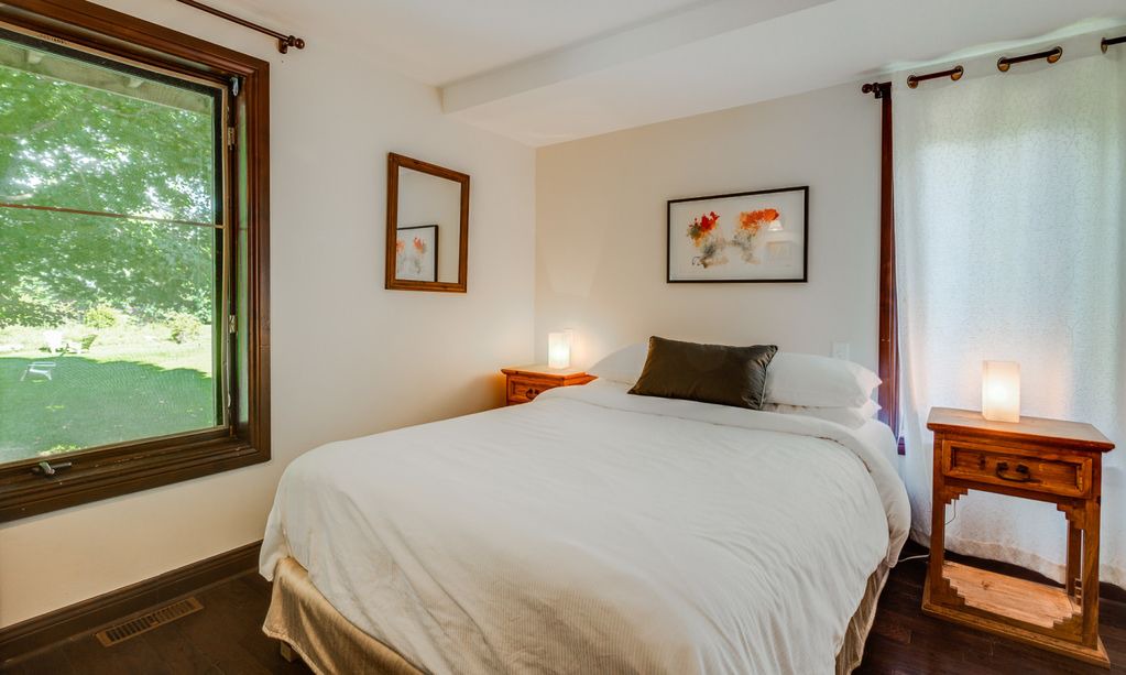 Bromont Hotel | Auberge Nuits de St-Georges - No1 Queen bed Room