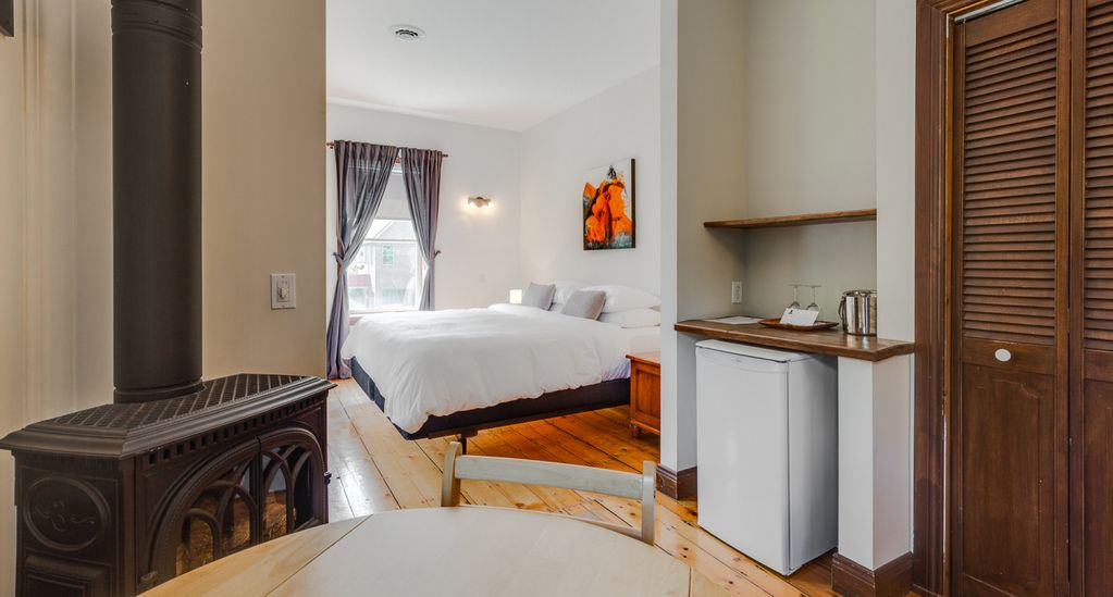 Bromont Hotel | Auberge Nuits de St-Georges - No4 - King bed Room