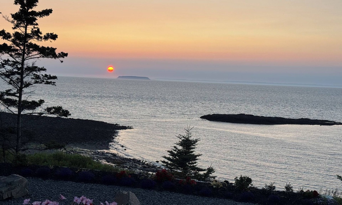 Black Rock House | Bayside Retreat K BR ensuite bath, Q BR, Workspace, Yoga, 2nd bath, Hot tub, 4-6