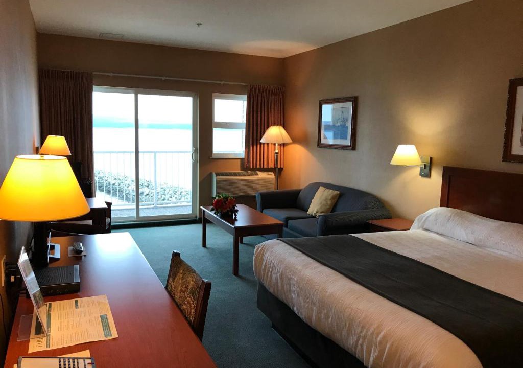 Powell River Resort | Beach Gardens Resort and Marina