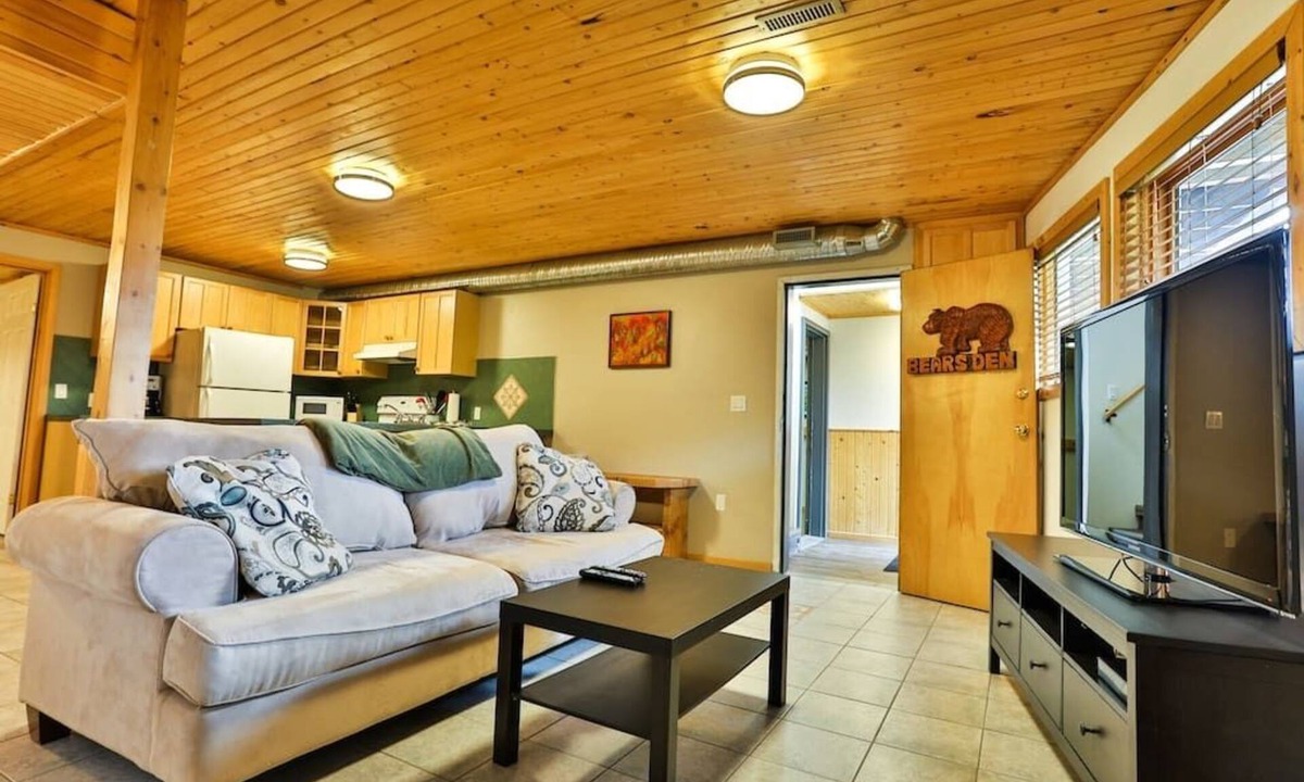 Fernie Apartment | Bear's Den/Cool/Dog Friendly/Hot Tub Access
