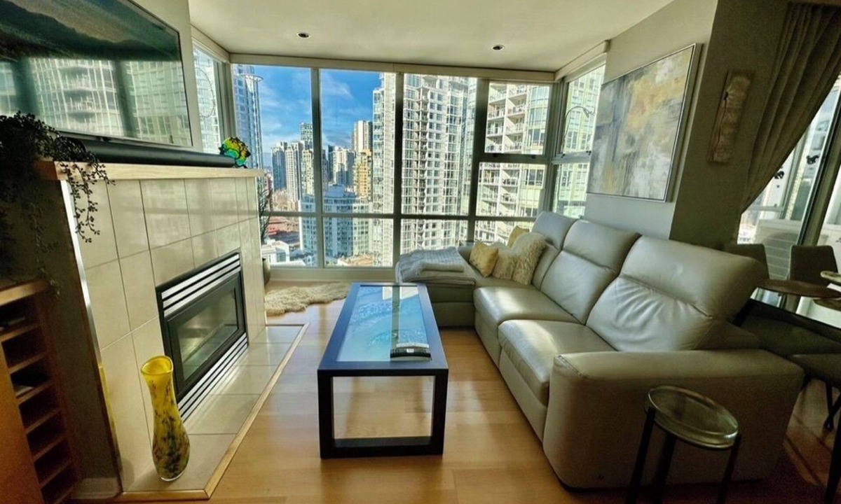 Yaletown Apartment | Beautiful 2 bedroom 2 bathroom sub penthouse with Den