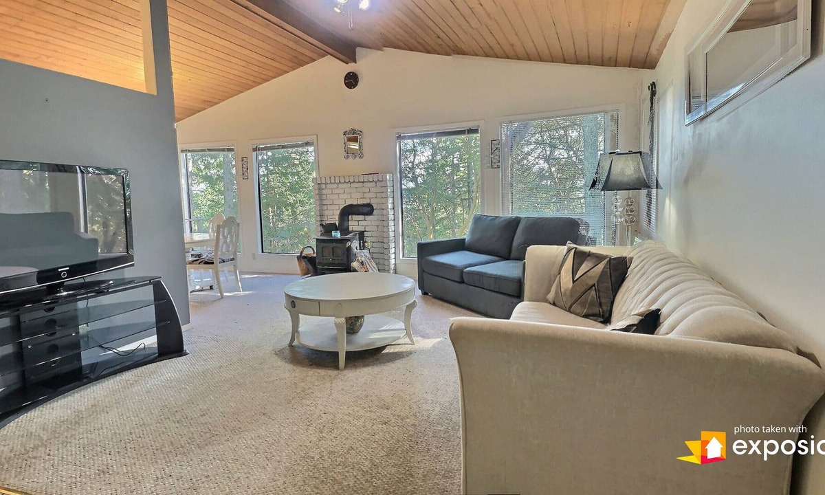 Malahat Cabin | Beautiful 3 Bedroom Cabin in Nature