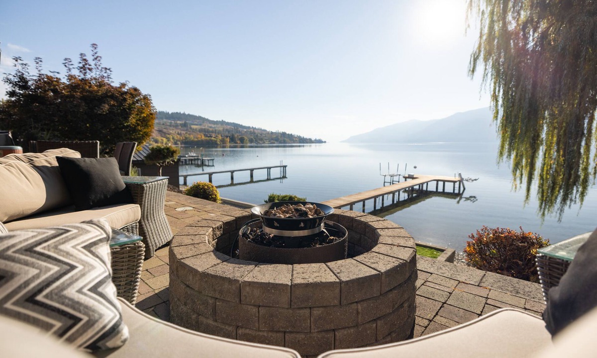 Central Okanagan House | Beautiful Beach Front home in Lake Country just outside Kelowna. Sleeps 8 adults