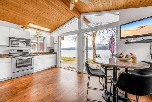 Central Okanagan House | Beautiful Cabin Right next to Lake Okanagan #5