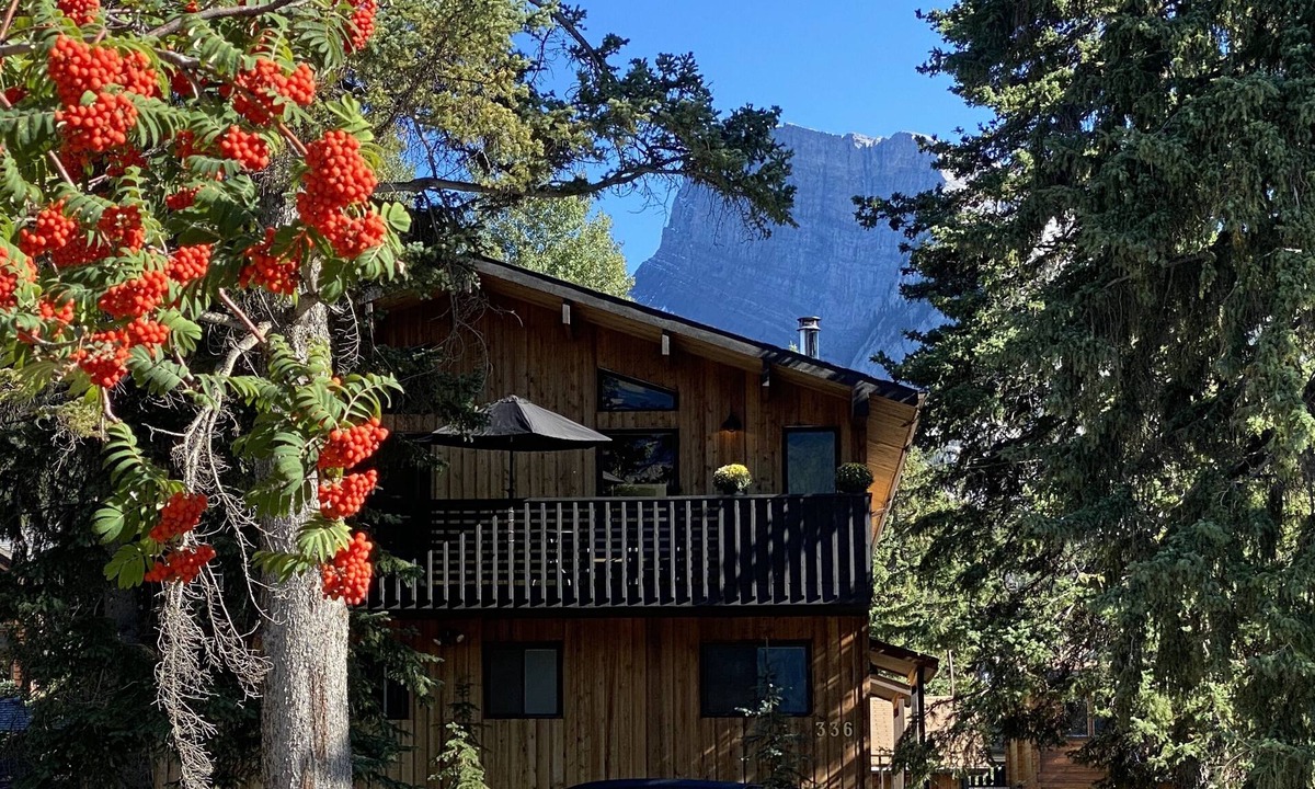 Banff House | Beautiful Chalet with Unbeatable Location in Banff