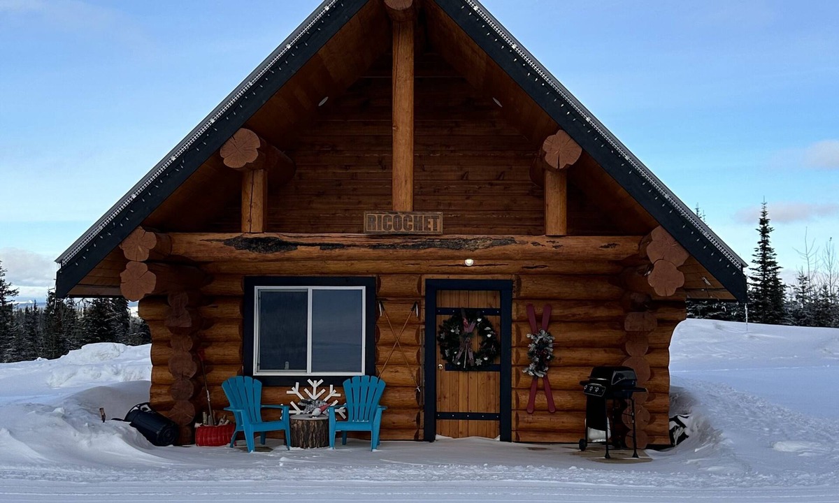 Lac La Hache Cabin | Beautiful cozy log cabin getaway