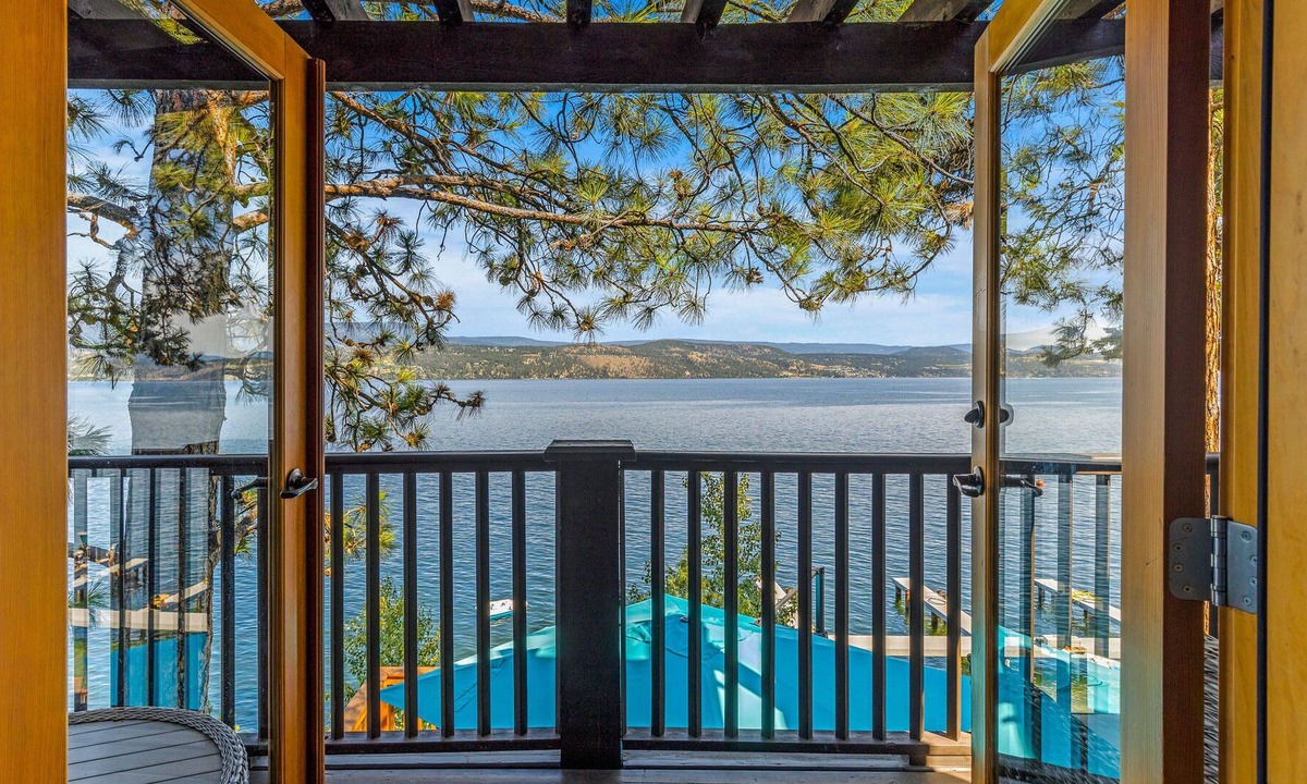 Central Okanagan Cabin | Beautiful Lakefront Cottage Kelowna