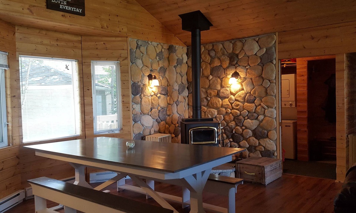 Beaconia Cabin | Beautiful Lakeview Cabin, quiet location, gorgeous sunsets & close to Beaches
