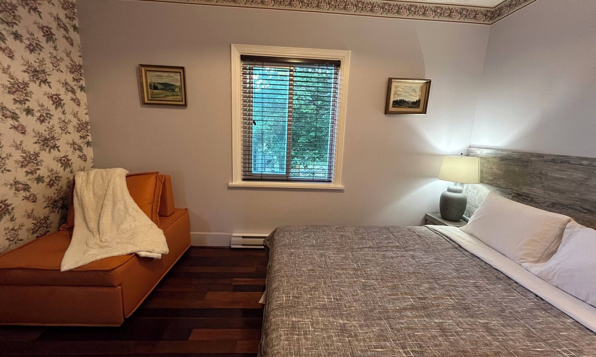 Saanich East Apartment | Beautiful One bedroom apartment in Cadboro Bay Village, Close to beach and Uvic