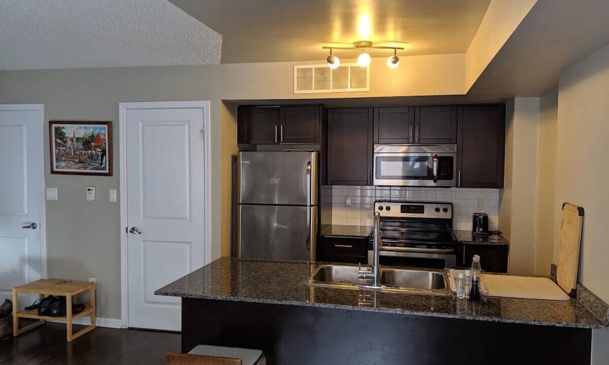 Davenport House | Beautiful Three Story Townhouse + Parking + Patios