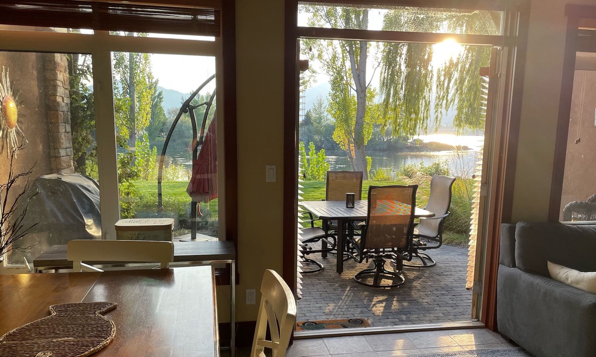 Osoyoos House | Beautiful Waterfront 3 Bedroom Townhome