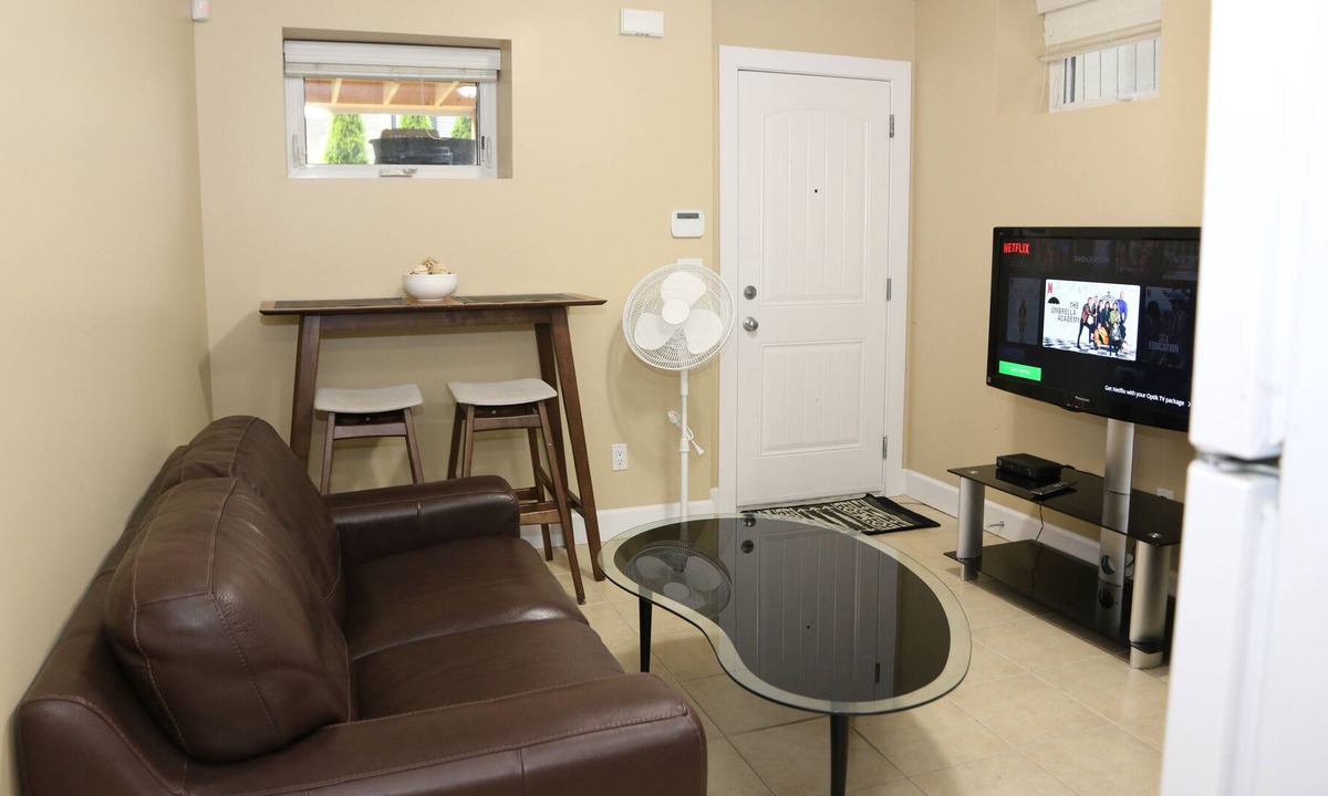 Sunset Apartment | Beautiful well equiped + centrally located private one bedroom suite