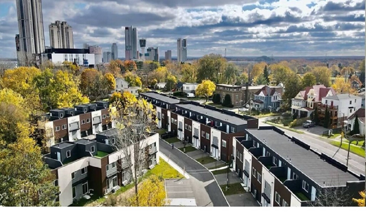 Niagara Falls House | Bentley Commons Luxury 5 Bedroom Townhome in the Fallsview Tourist District