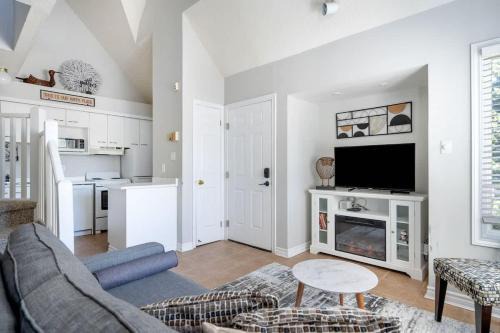 Craigleith House | Black Diamond Retreat - Pool Hot Tub & Shuttle