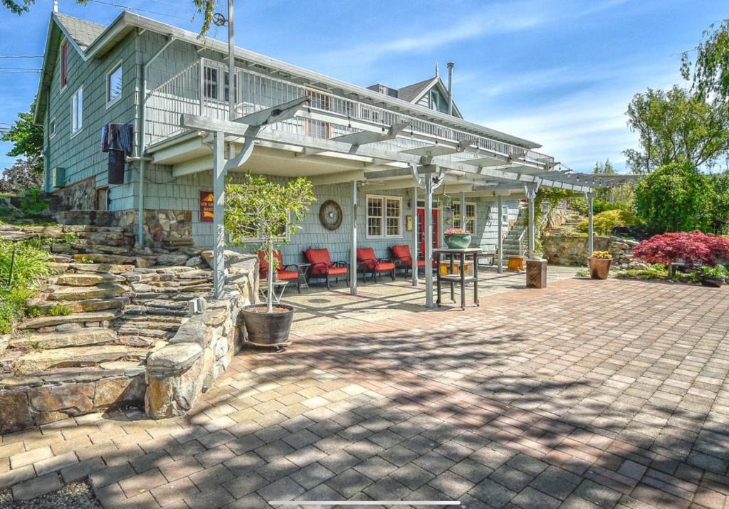 North Glenmore Bed & Breakfast | Blackbird Glen Bed and Breakfast, Glenmore, Kelowna, BC