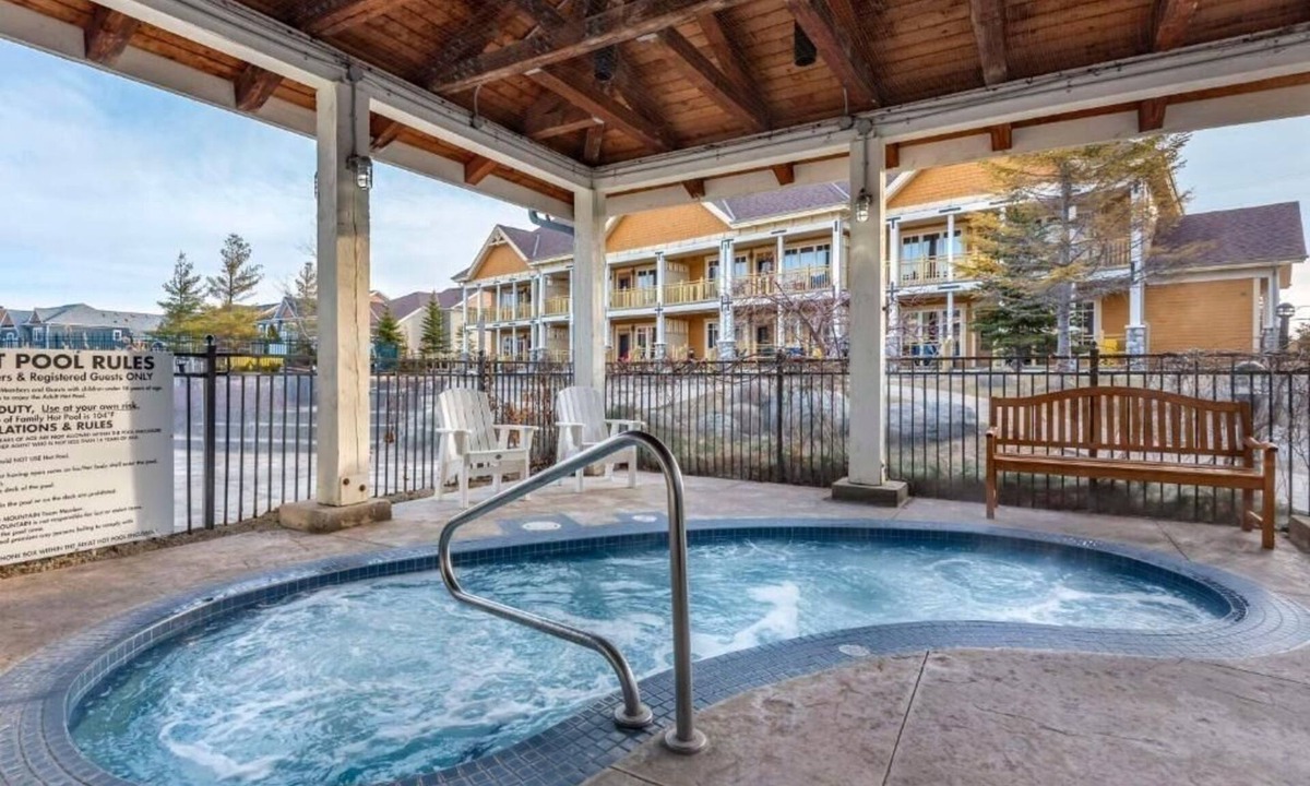 The Blue Mountains Hotel | Blue Mountain Village Modern Room – Fireplace, Balcony & Kitchen