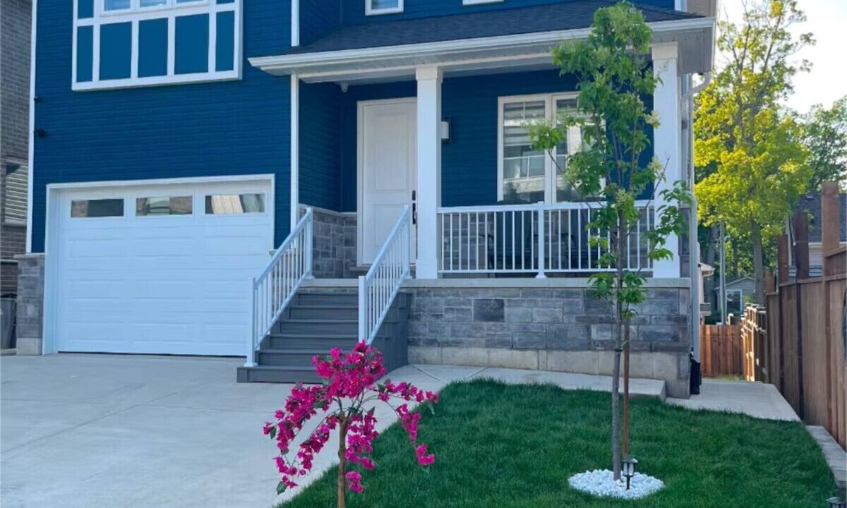 Grand Bend House | Blue Pearl Tri-Level 5 Bedroom 2 Kitchen Beach Haven Home in Grand Bend Ontario