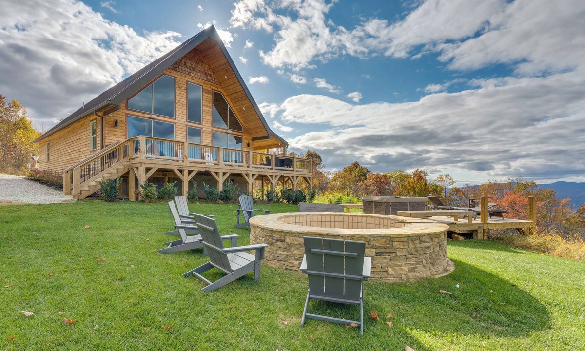 Andrews Cabin | Blue Ridge Mountain-View Cabin w/Hot Tub & Deck!