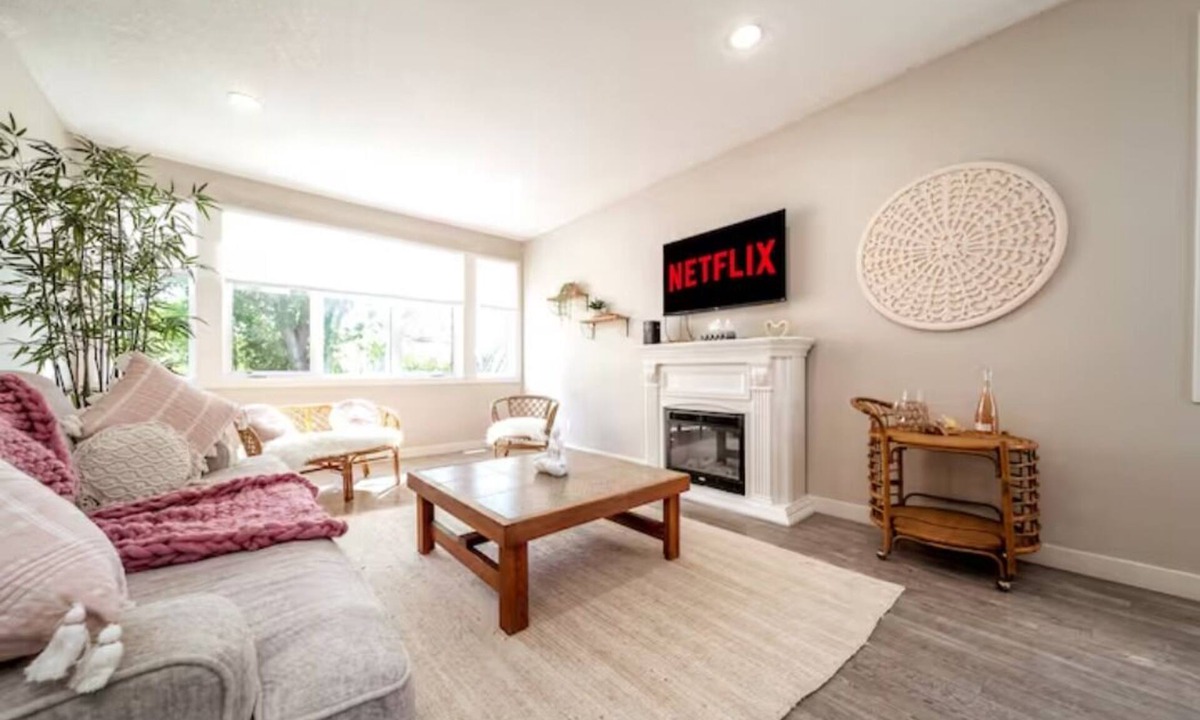 North Central Edmonton House | BoHo Vibes - Patio & BBQ - King Bed - Garage Parking