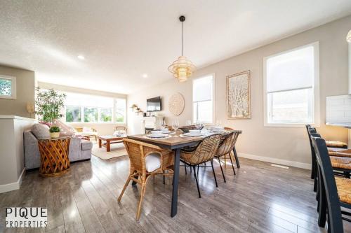 North Central Edmonton House | BoHo Vibes - Patio & BBQ - King Bed - Garage Parking