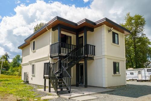 Langley Apartment | Brand-New 3 Bedroom House -Upstairs