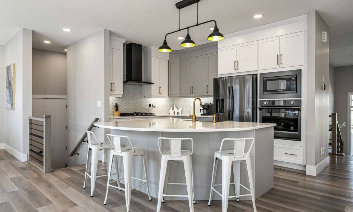 Southwest Calgary House | Brand New | 5 Beds | 2700 sq ft | King Bd | 2TVs