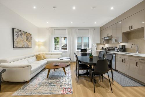 Dunbar House | Brand-new Luxury Dunbar 4BR Home - Sleeps 10 - Near UBC, Parks, Beaches & Shops
