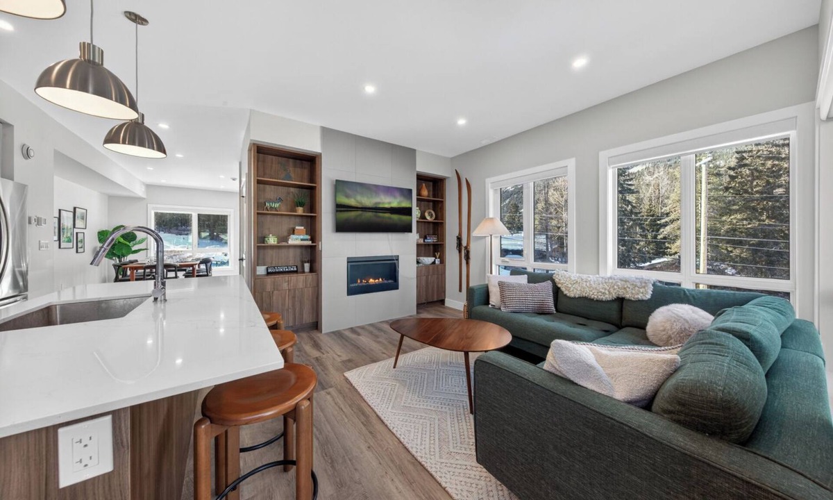 East Kootenay House | Brand-New Slopeside Corner Townhome Across from Bunny Hill w/Private Hot Tub