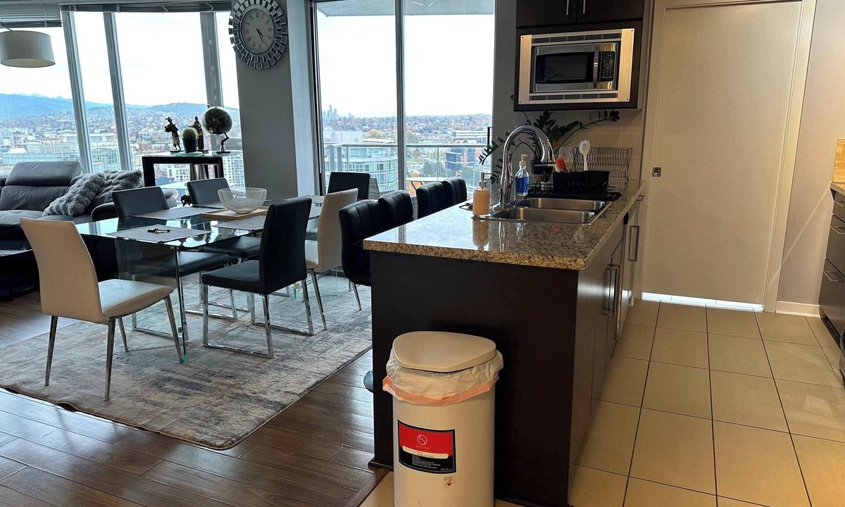 Crosstown Apartment | Breathtaking Views with Sauna, Pool &Jacuzzi