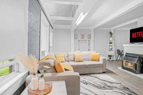 North Central Edmonton House | “Brick & Bloom” DT Loft | FreePrkg |AC+Firepl+Wifi