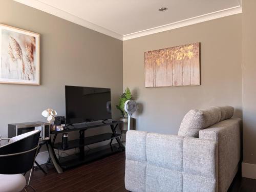Fraserview Apartment | Bright and cozy 1B1B Suite Near YVR, DT, Free parking and Private Entrance