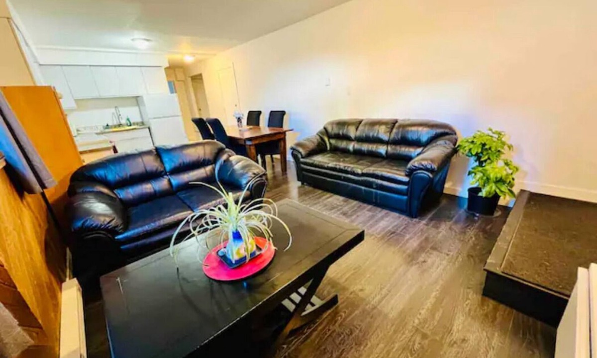 Saanich West House | Bright & centrally located grd lvl suite 2Bdm1Btm. All attraction within 15 mins