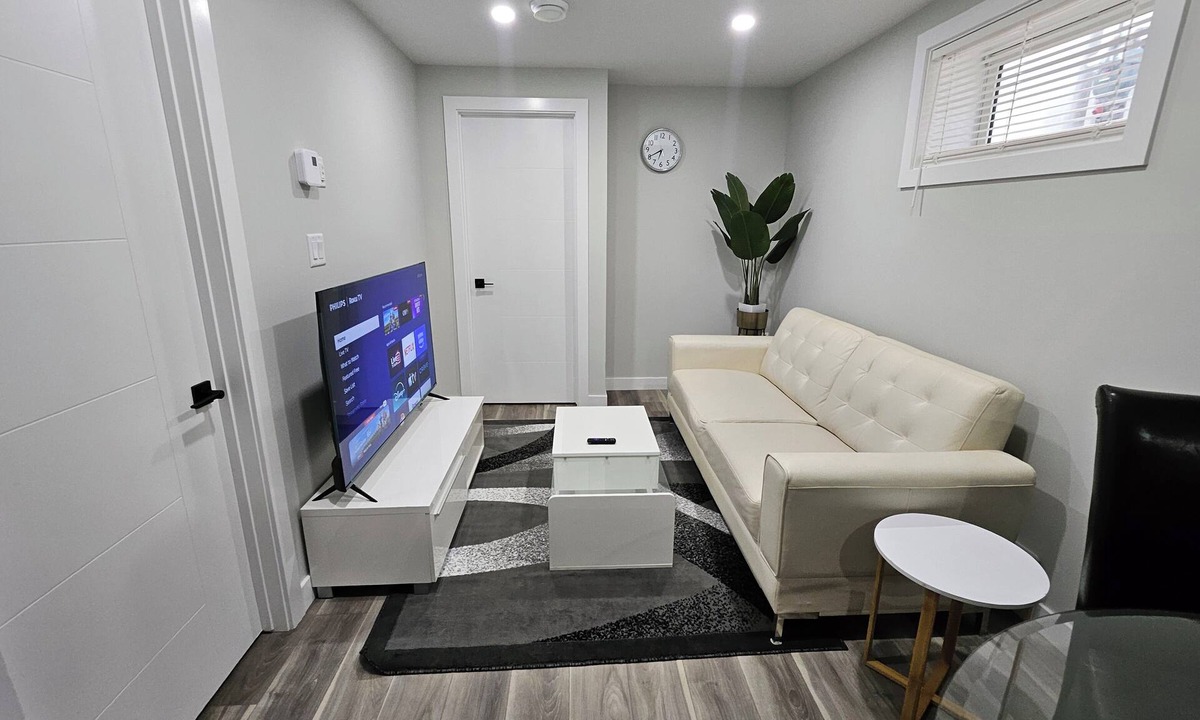 Regina Apartment | Bright & Modern Basement Suite in Regina