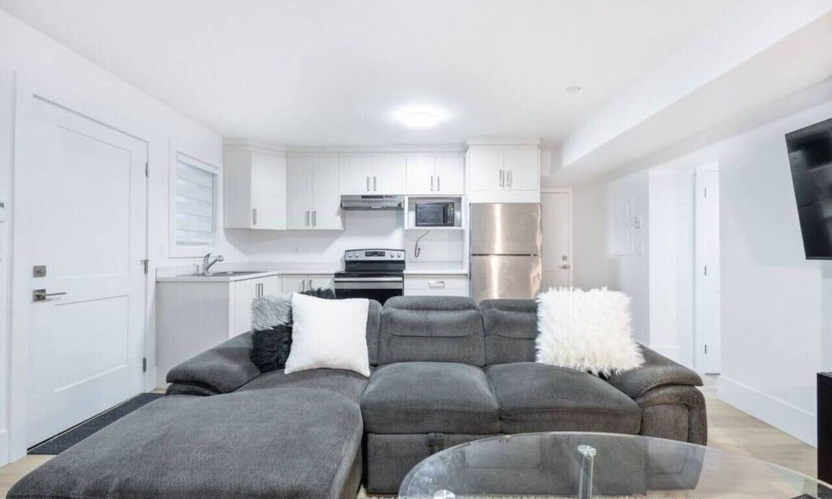 South Newton House | Bright & Modern Surrey Gem ~ Queen Beds ~ Parking!