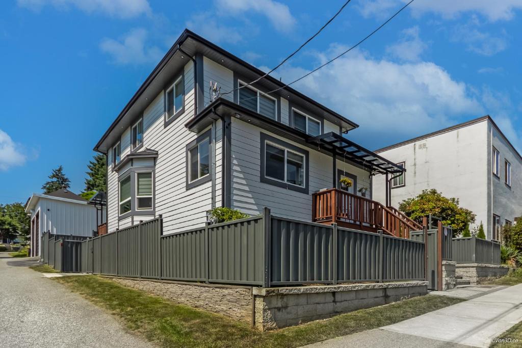 New Westminster Apartment | Budget Friendly 2 Bedroom Suite - Save on Weekly and Monthly Stays!